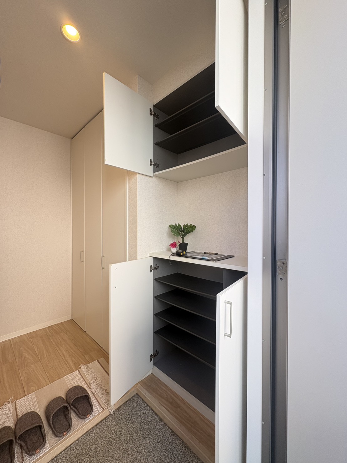 玄関　玄関ホールシューズボックス付き