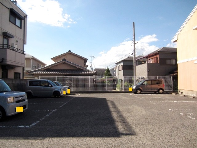 【岸和田市土生町のアパートの駐車場】
