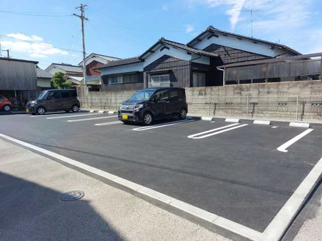 【伊予郡松前町大字筒井のアパートの駐車場】