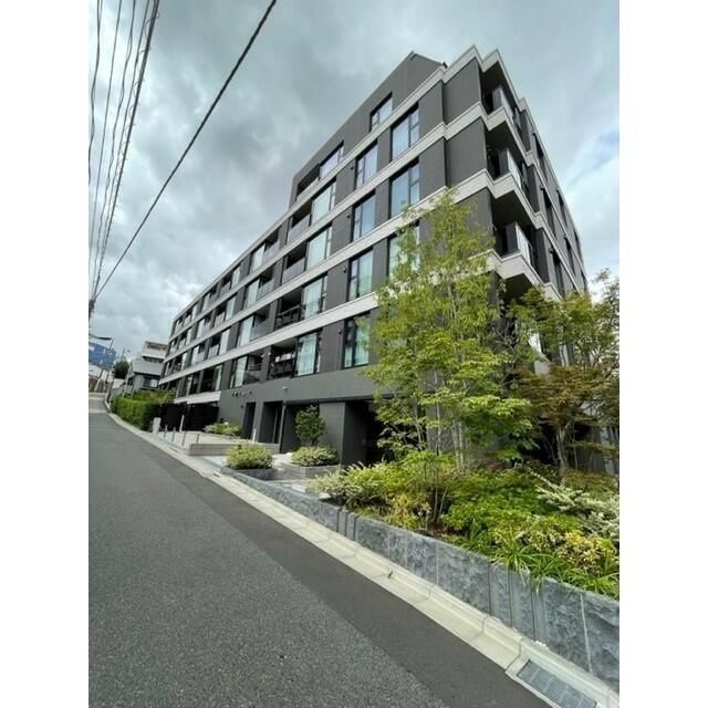 新宿区筑土八幡町のマンションの建物外観