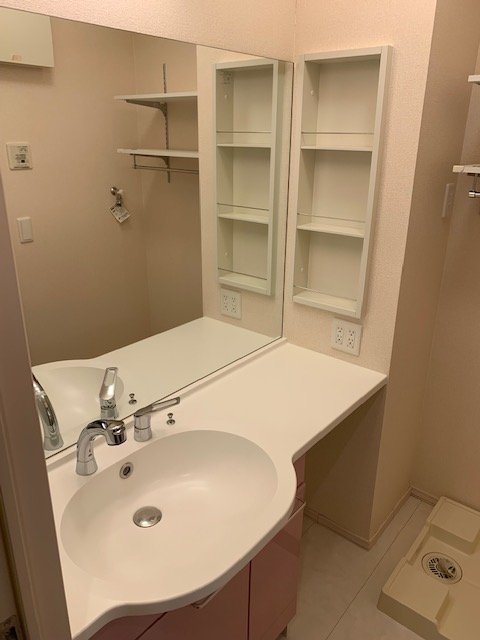 洗面設備　鏡の大きいカウンタータイプの洗髪洗面化粧台