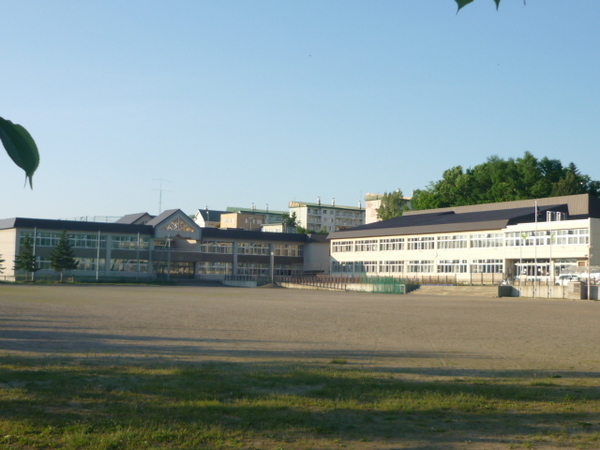 【旭川市緑が丘東四条のアパートの小学校】