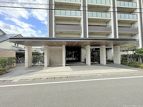 【熊本市東区秋津新町のマンションのエントランス】