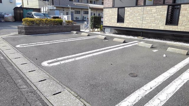 【サンライフ徳力の駐車場】