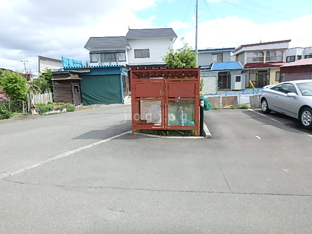 【レオパレスハピネスＭの駐車場】