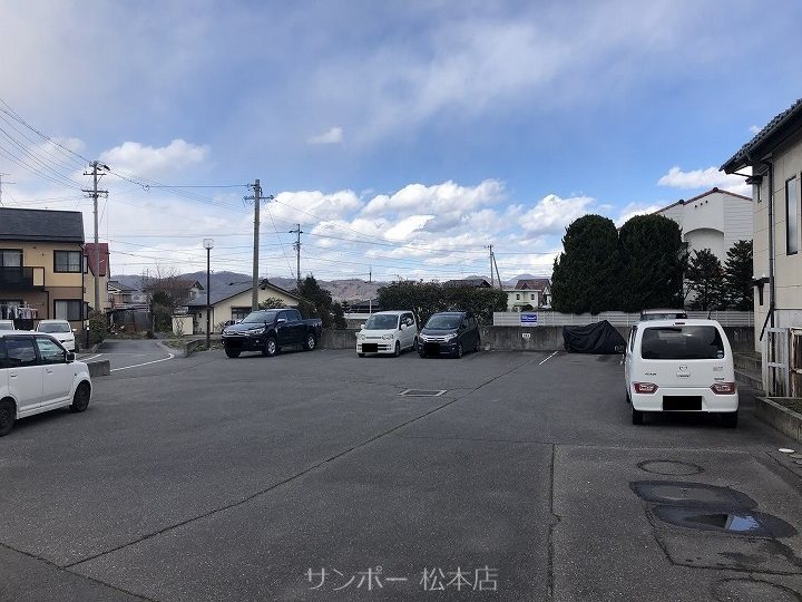 【安曇野市穂高のアパートの駐車場】