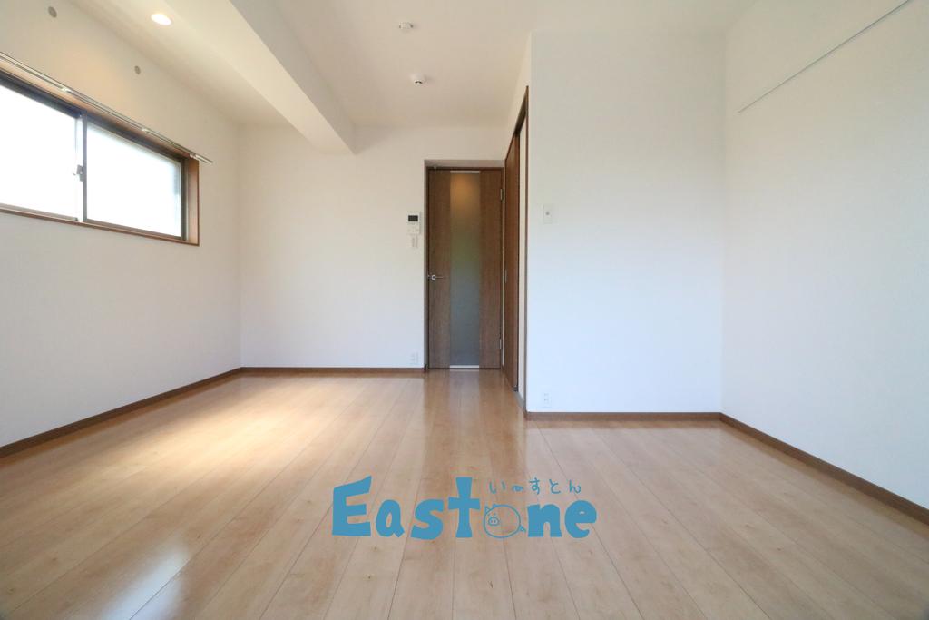 居室・リビング　広々居室！L字の先にベットが置けて寝室を演出♪