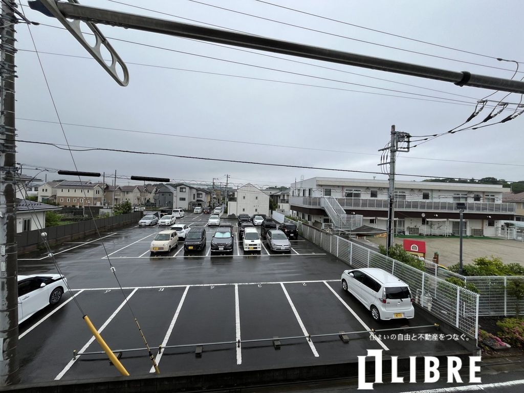 【日野市大字上田のマンションの駐車場】