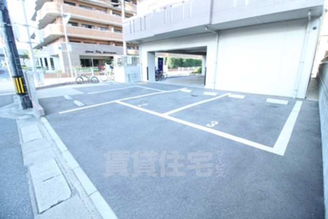 【福岡市西区姪浜駅南のマンションの駐車場】