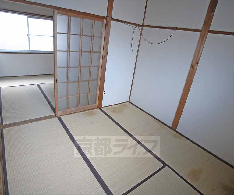 居室・リビング　２階の和室は間続きです。