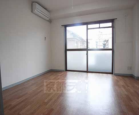 居室・リビング　明るい室内。