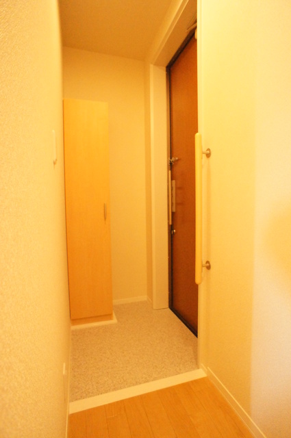 玄関　玄関には下駄箱があるのでスッキリとした空間を保てます