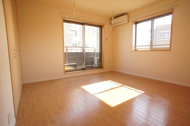 居室・リビング　２面採光で明るく風通しの良いお部屋です