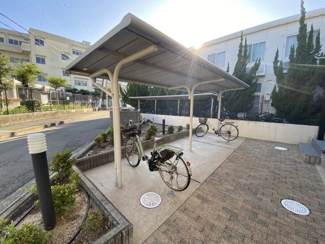 その他　屋根付き駐輪場です