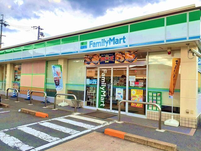 コンビニ　ファミリーマート紀泉台店様（コンビニ）まで700m