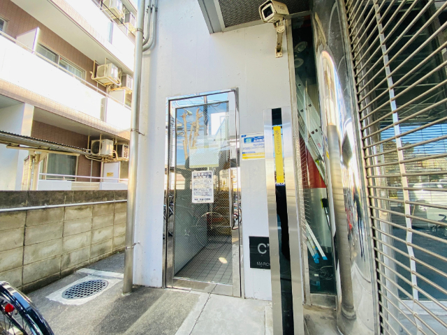 エントランス　同じ建物内３０１号室内装写真転載中。