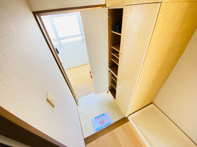 玄関　同じ建物内３０１号室内装写真転載中。