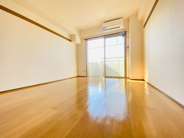 居室・リビング　同じ建物内３０１号室内装写真転載中。