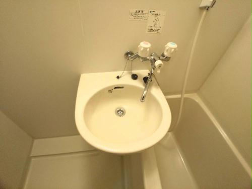 洗面設備　鏡を備え　準備のしやすい洗面台