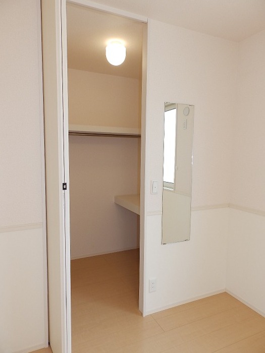 収納　洋室6帖のウォークインクローゼット