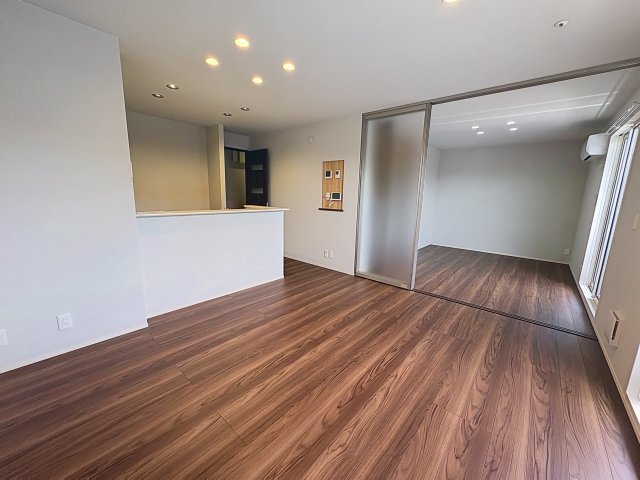 居室・リビング　掲載写真は空室の別部屋を掲載しております。実際のお部屋と仕様