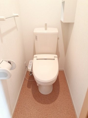 トイレ　落ち着いた色調のトイレです