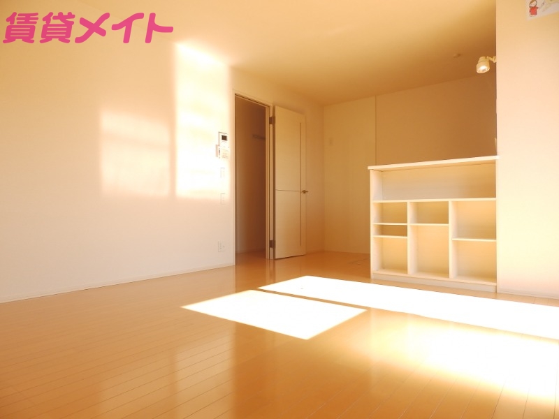 居室・リビング　同物件別室反転タイプ画像