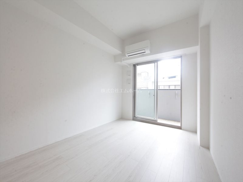 居室・リビング　洋室8帖　エアコン付　収納充実　バルコニーに面しています