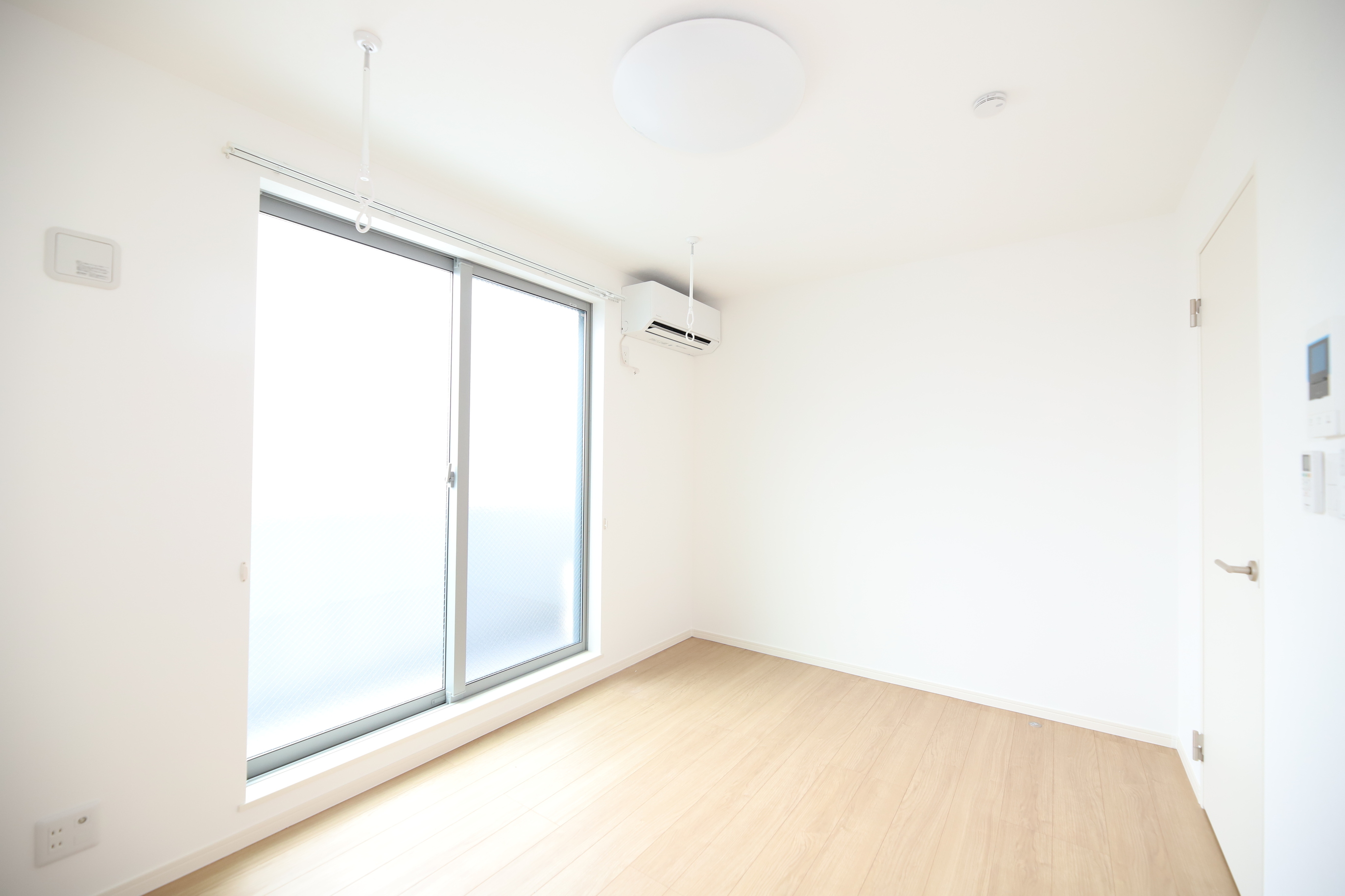 居室・リビング　白を基調とした床材で清潔感があります！