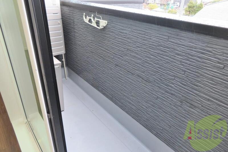 バルコニー　お布団を干しても余裕のある広めのバルコニーですね。