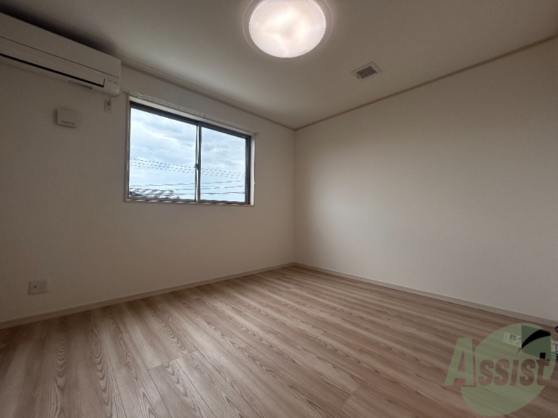 居室・リビング　１０帖のＬＤＫです。広々としてきれいですね。