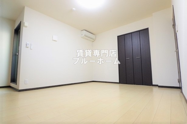 居室・リビング　9.6帖の明るい洋室！