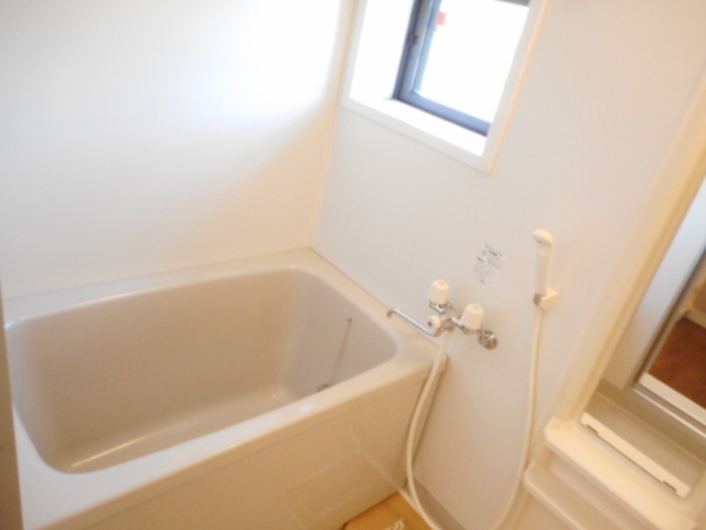 バス・シャワールーム　追い焚き給湯機能付き浴室（小窓付）