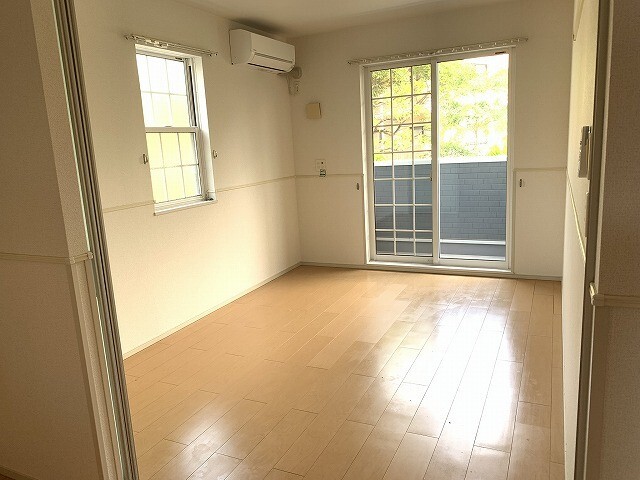 居室・リビング　※写真は１０１号室のため現況を優先します