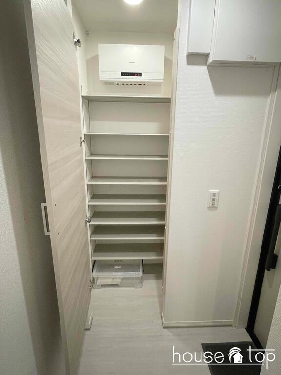 玄関　大型収納付き