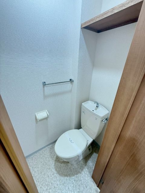 トイレ　※写真は別号室です。