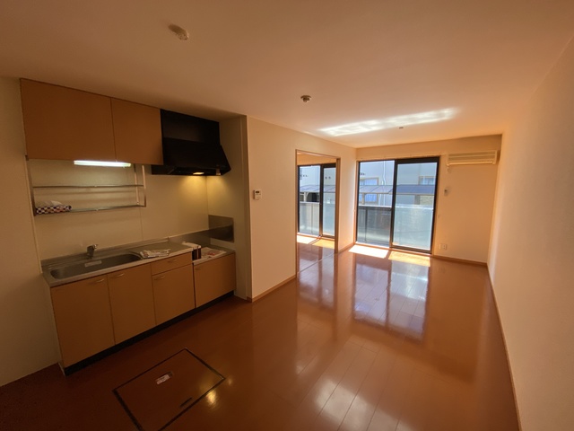 居室・リビング　反転タイプのお部屋になります。