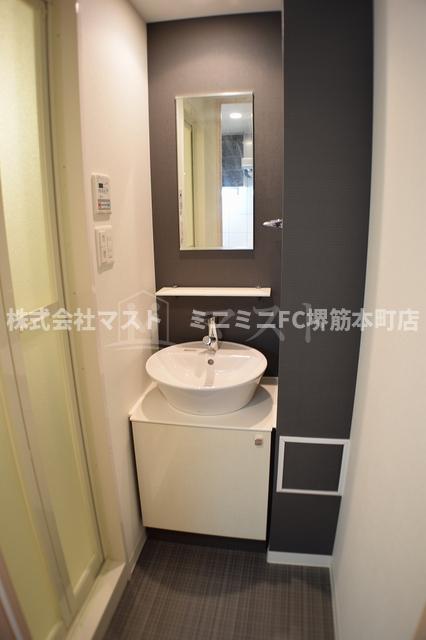 洗面設備　オシャレなガラス洗面台