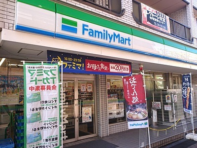 コンビニ　ファミリーマート 谷塚駅東口店（コンビニ）まで592m