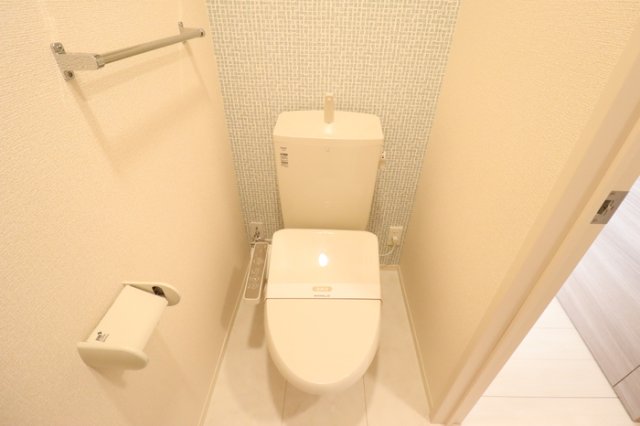 トイレ　もちろん温水洗浄暖房便座です（デザインクロス仕様）