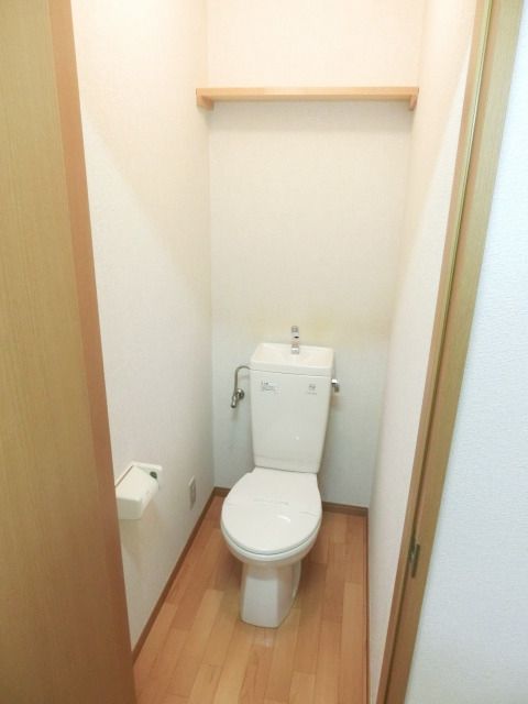 トイレ　上部収納棚付きです