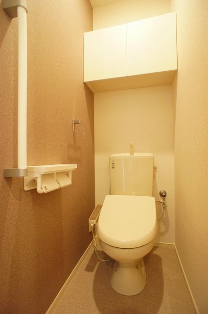 トイレ　シャワー付トイレ（トイレ内に小物入れ有り）