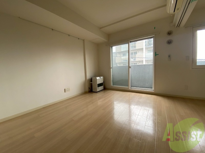 居室・リビング　木目のフローリングは落ち着きのある印象のお部屋になりますね。