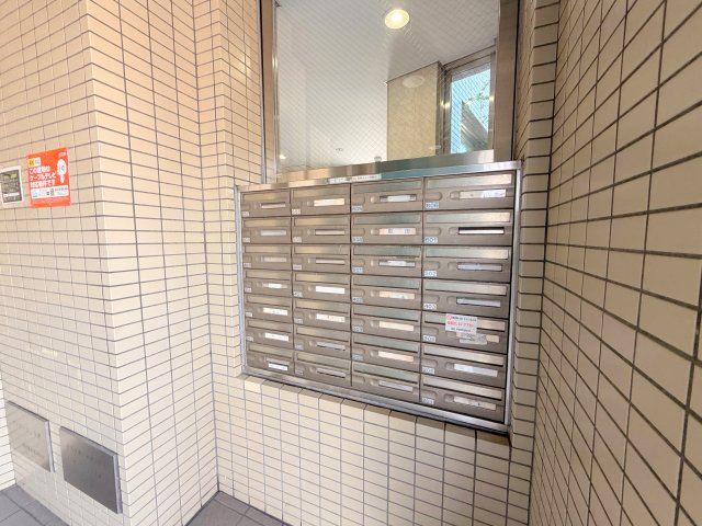 ロビー　ロビーにある各部屋毎のメールボックス。