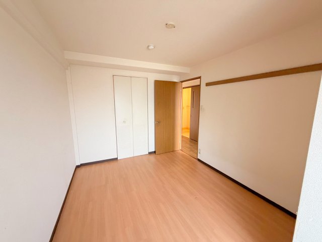 その他部屋・スペース　ゆとりのあるベッドルームで快適な睡眠をとってくださいね。