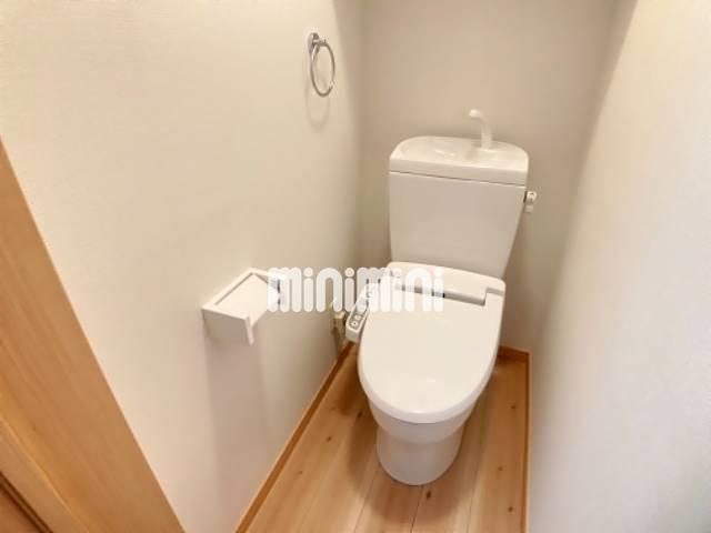 トイレ　嬉しい温水洗浄機能付きのトイレもございます。