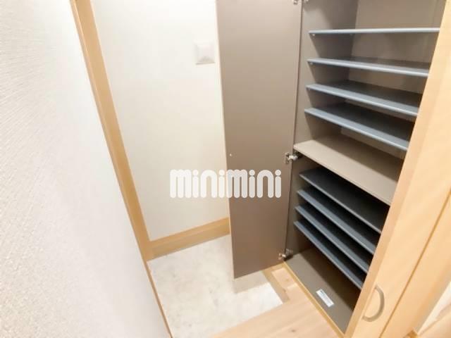 玄関　下駄箱付きで玄関まわりもスッキリ。