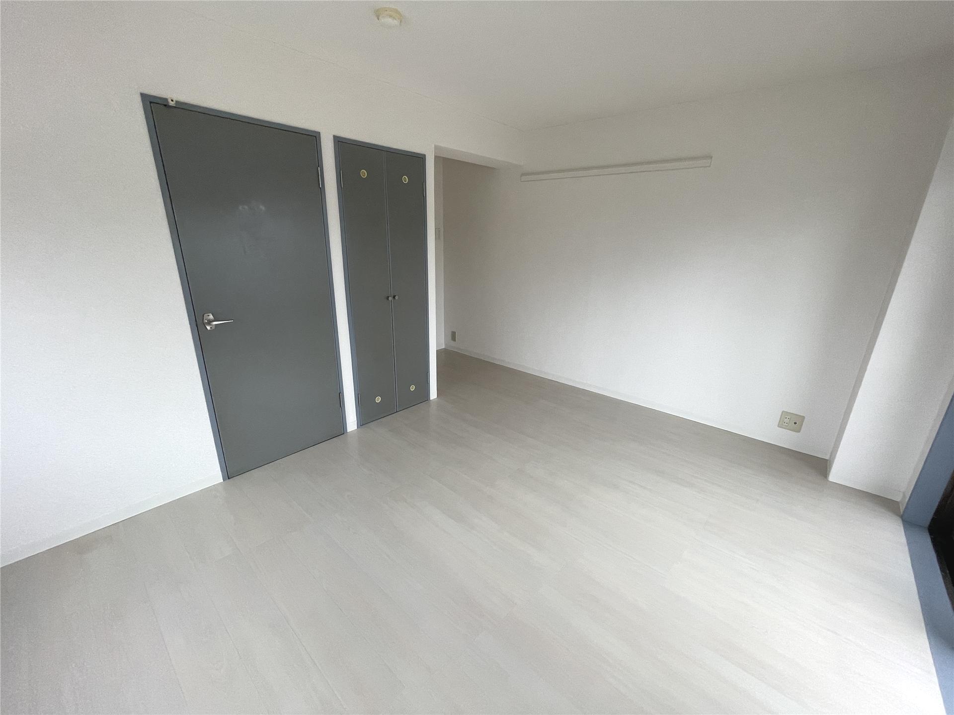 その他部屋・スペース　グレー色の建具のお部屋です
