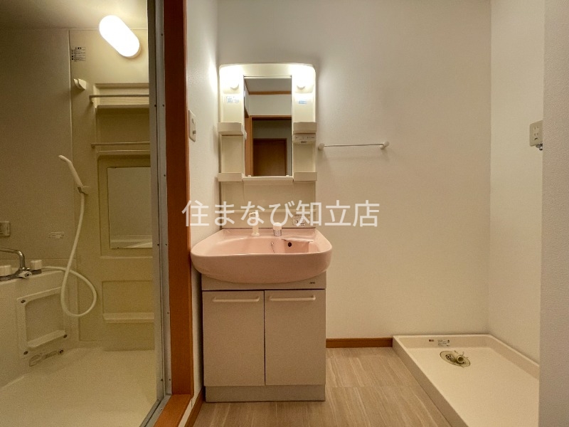 洗面設備　別室同型写真／反転