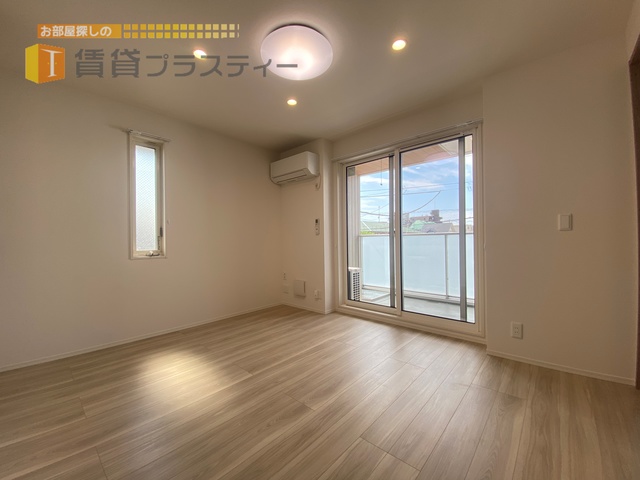 居室・リビング　角部屋で、風通しのいいお部屋です。